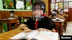 Para siswa sebuah SD di Jakarta yang memulai kembali pembelajaran tatap muka di tengah pandemi (foto: dok). 