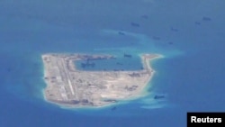중국과 필리핀, 베트남 간 영유권 분쟁을 빚고 있는 남중국해 스트래틀리 군도(중국명 난사 군도) 의 피어리 크로스 암초 리프 주변 해역에 중국 준설선으로 추정되는 선박들이 몰려있다. 미국 해군이 지난 2015년 공개한 사진. 