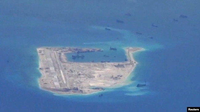  资料照 永暑礁附近的中国挖泥船（2015年5月