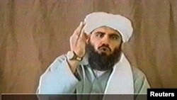 Ảnh trích từ video của hãng tin Reuters cho thấy Suleiman Abu Gheith, phát ngôn viên của tổ chức khủng bố al Qaida 