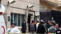 Một kẻ đánh bom đã cho nổ tung quả bom tại một chốt kiểm tra an ninh trước tòa đại sứ quán Mỹ hôm thứ Sáu ngày 1 tháng 2 tại thủ đô Ankara. (AP Photo/Burhan Ozbilici)
