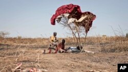 نه چیزی برای خوردن، نه جایی برای ماندن، و نه سایه ای بر سر - آوارگان جنگ داخلی سودان - عکس از آرشیو
