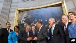 Le président de la Chambre, John Boehner (au c.) présentant la médaille d'or du Congrès accordée à Martin Luther King et son épouse Coretta (Photo AP)