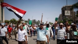 埃及被推翻的总统穆尔西的支持群众2013年7月7日在首都开罗游行，呼吁恢复穆尔西的总统职位。 