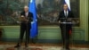 El Ministro de Asuntos Exteriores de Rusia, Serguéi Lavrov, y el jefe de política exterior de la Unión Europea, Josep Borrell, asisten a una conferencia de prensa tras sus conversaciones en Moscú, el 5 de febrero de 2021.