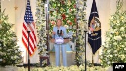 2023年11月27日，美国第一夫人吉尔·拜登在华盛顿特区白宫大厅举行的2023年白宫节日装饰揭幕仪式上发表讲话。 (法新社图片)