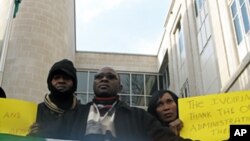 Des partisans de Ouattara devant l'ambassade ivoirienne à Washington, D.C., le 30 décembre 2010