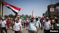 Supporters of deposed Egyptian President Mohamed Mursi march from Raba El-Adwyia square to the Republican Guards headquarters where they believe he is being held by the army in Cairo, July 7, 2013. 