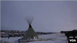 One of many traditional teepees set up across the Standing Rock camp near Cannon Ball, North Dakota. Thousands of activists oppose a multibillion-dollar pipeline project near a Native American reservation.(E. Sarai/VOA news)