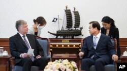 韩国青瓦台国家安保室室长徐薰（右）在青瓦台会见了到访的美国国务院常务副国务卿比根。（2020年7月9日）