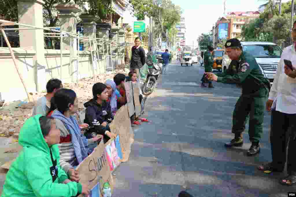 អាជ្ញាធរ​ការពារ​ស្ថានទូត​រុស្ស៊ី កំពុង​ថតរូប​របស់​ក្រុម​គ្រួសារ​ និង​អ្នក​គាំទ្រ​លោក​ រ៉ាត់ រត្នមុនី​ ​អ្នក​បកប្រែ​ភាពយន្ត​ឯកសារ «ម្តាយ​ខ្ញុំ​លក់​ខ្ញុំ»​ ដែល​កំពុអ​អង្គុយ​​សុំ​អន្តរាគមន៍​​ពី​ស្ថានទូត​រុស្ស៊ី​ប្រចាំ​កម្ពុជា​​ ជា​លើកទី​៤ នៅថ្ងៃទី៦ ខែកុម្ភៈ 