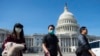 Un tour-opérateur, portant un masque de protection, dirige une tournée au Capitole américain à Washington, DC, le 9 mars 2020. (Photo: Andrew CABALLERO-REYNOLDS / AFP)