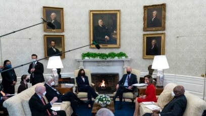 Ông Biden tiếp các lãnh đạo Dân chủ Thượng viện ở Nhà Trắng để bàn về gói cứu trợ kinh tế