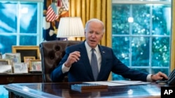 Tổng thống Mỹ Joe Biden trong Phòng Bầu dục của Nhà Trắng ở Washington hôm 13/12/2021.