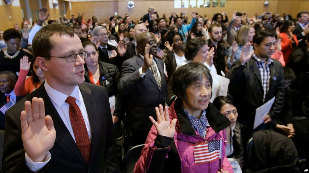 Ceremoni betimi e shtetasve të rinj amerikanë