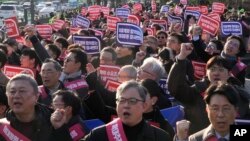 Para dokter melakukan unjuk rasa menentang kebijakan medis pemerintah di dekat kantor kepresidenan di Seoul, Korea Selatan, Minggu, 25 Februari 2024. (Foto: AP)