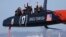 La tripulación del equipo Oracle Estados Unidos celebra el triunfo en la 17a. carrera de la America's Cup de catamarenes.