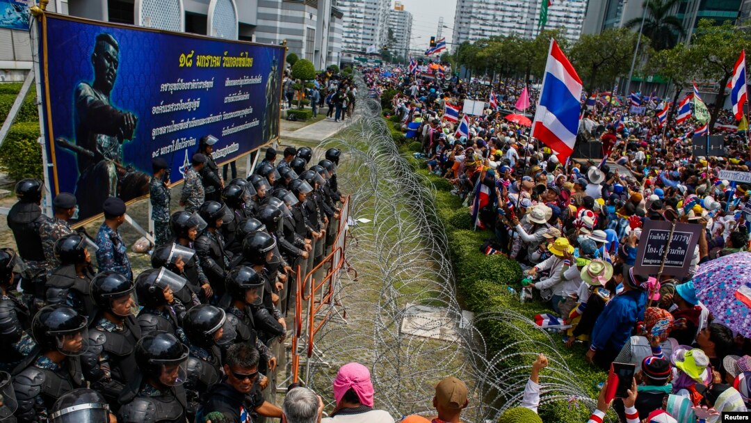 Para demonstran anti-pemerintah menggelar aksi unjuk rasa di depan kantor sementara PM Yingluck Shinawatra, di komplek Kementerian Pertahanan Thailand di Bangkok, yang dijaga ketat oleh tentara, Rabu (19/2). 