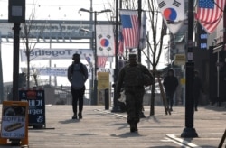 지난해 2월 한국 평택에 위치한 국내 최대 규모 주한미군 기지인 캠프 험프리스 인근에 성조기와 태극기가 나란히 걸려 있다.