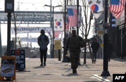 지난해 2월 한국 평택에 위치한 국내 최대 규모 주한미군 기지인 캠프 험프리스 인근에 성조기와 태극기가 나란히 걸려 있다.