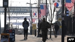 지난해 2월 한국 평택에 위치한 주한미군 기지인 캠프 험프리스 인근에 성조기와 태극기가 나란히 걸려 있다