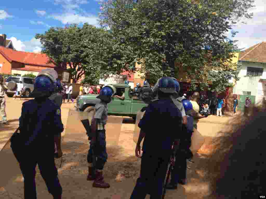 Abekhona lamapholisa alentuthu ehitshayo.