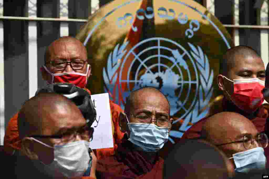미얀마 불교 승려들이 양곤의 유엔 본부에서 군부 쿠데타 반대 시위에 참가했다.