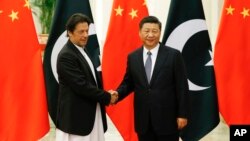 PM Pakistan Imran Khan (kiri) bertemu Presiden China Xi Jinping dalam kunjungan November tahun lalu (foto: dok). 