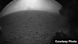 Salah satu foto pertama setelah Curiosity mendarat di Mars pada 6 Agustus 2012. (Foto: NASA)
