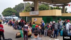 Ciudadanos venezolanos regresaron a su país por el Puente Internacional Simón Bolívar. [Foto: Karen Sánchez, VOA]