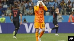 El arquero de Argentina Wilfredo Caballero luego que Ante Rebic (fondo a la derecha) anotó el primer gol de Croacia en el partido por el Grupo D en el Mundial en Nizhny Novgorod, Rusia, el jueves 21 de junio de 2018. 