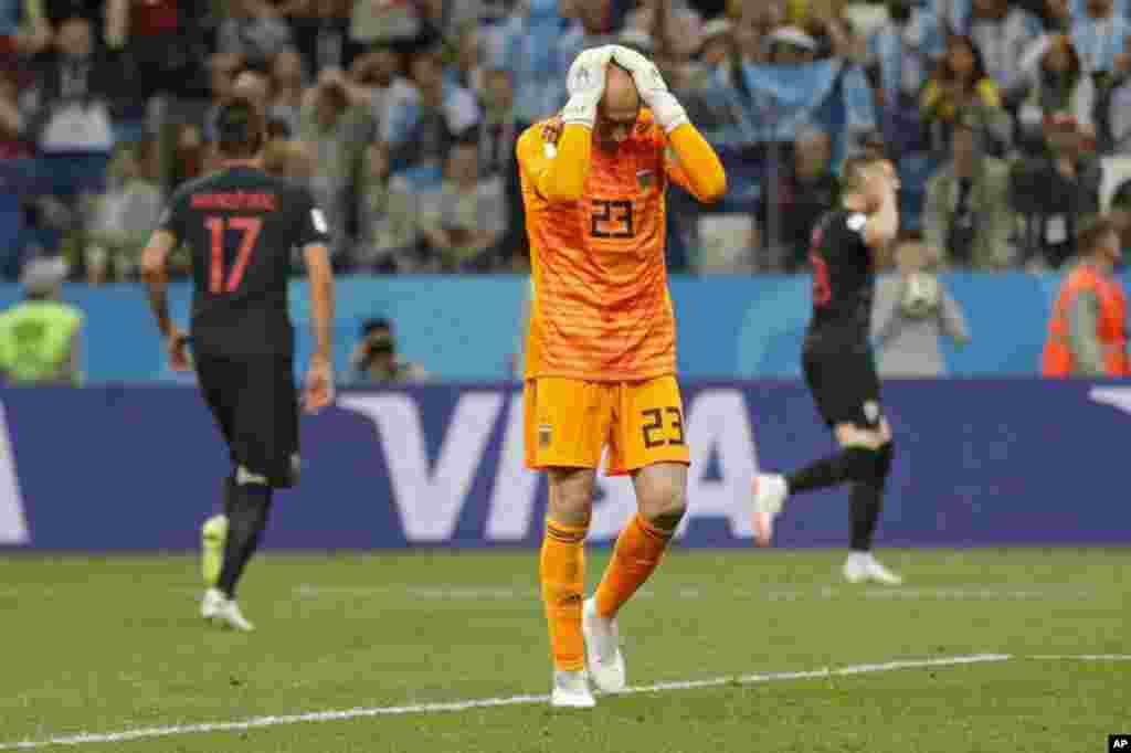 Golikipa wa Argentina Wilfredo Caballero nyuma ya mchezaji Ante Rebic wa Croacia kufunga goli katika mchezo wa kundi D kati ya Argentina and Croacia.