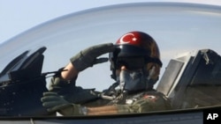 터키 공군기지에서 이륙하기전 경례를 취하는 조종사
