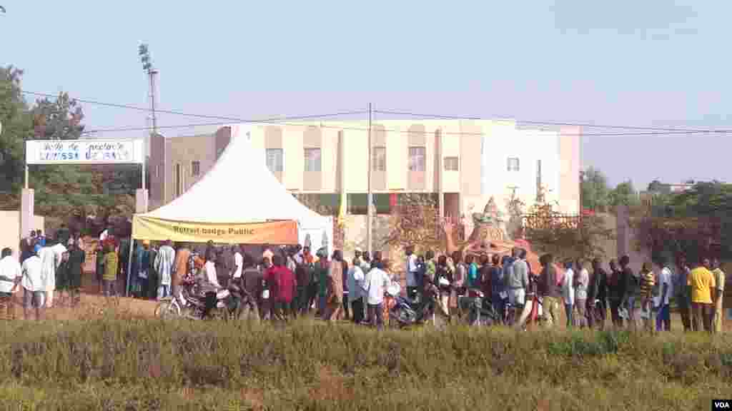 Beacoup de gens à l&#39;entré de &nbsp;la cour d&#39;assises de Sikasso, le 30 novembre 2016.