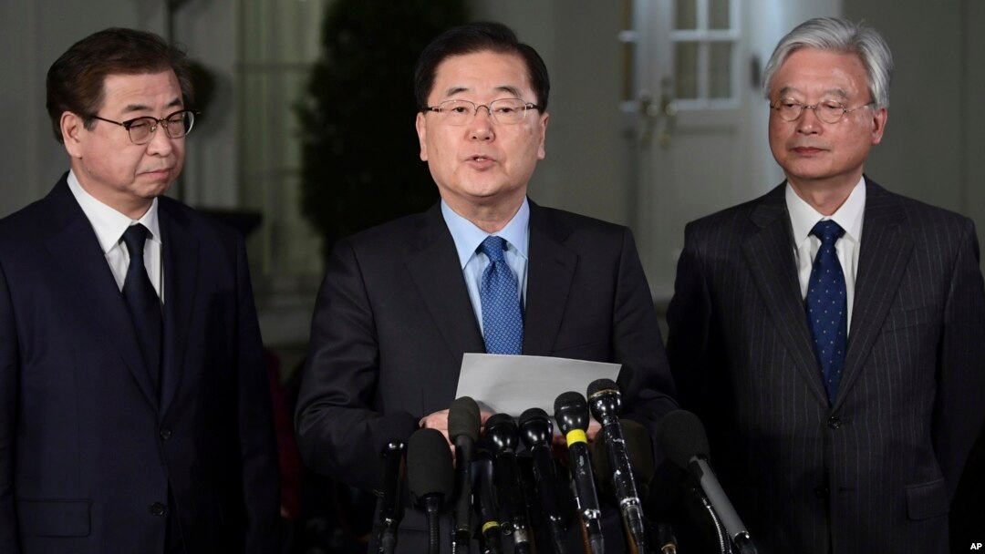 Penasihat keamanan nasional Korea Selatan Chung Eui-yong (tengah) menyampaikan pengumuman mengejutkan Kamis (8/3) malam di luar Gedung Putih.