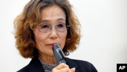 Bà Junko Ishido, mẹ của con tin người Nhật Kenji Goto đang bị nhóm Nhà nước Hồi giáo bắt giữ, phát biểu trong cuộc họp báo ở Tokyo, 28/1/2015. 