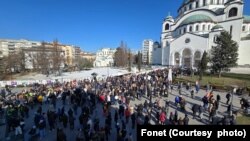 Okupljanje glumaca ispred Hrama Svetog Save, uoči protestne šetnje "Putujuće pozorište" (Fonet / Marko Dragoslavić)