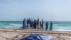 Des corps de migrants qui ont péri dans un naufrage au large de la Mauritanie ont été recouvert sur une plage près de Nouakchott, le 24 juillet 2024.