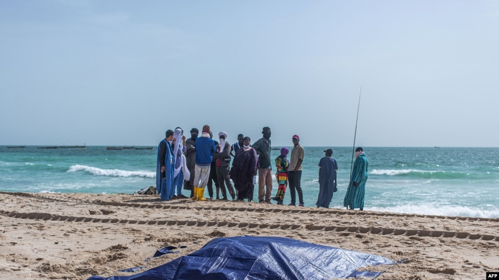 Des corps de migrants qui ont péri dans un naufrage au large de la Mauritanie ont été recouvert sur une plage près de Nouakchott, le 24 juillet 2024.