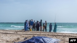 Des corps de migrants qui ont péri dans un naufrage au large de la Mauritanie ont été recouvert sur une plage près de Nouakchott, le 24 juillet 2024.