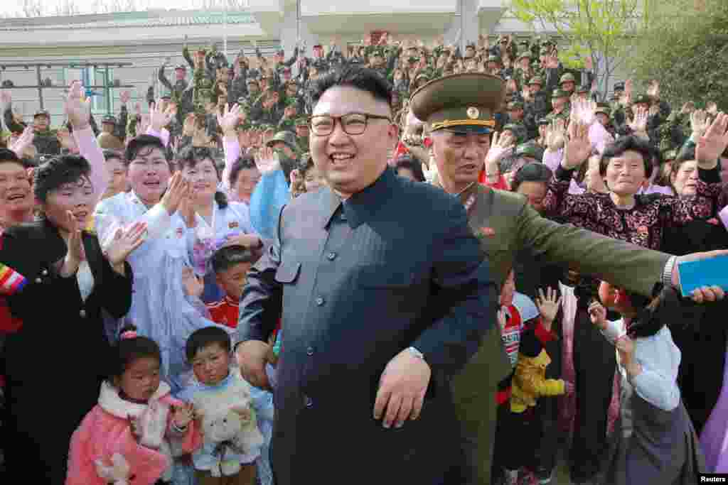 김정은 북한 국무위원장이 장재도방어대와 무도영웅방어대를 방문하고 군인과 군인 가족들의 열렬한 환영을 받았다고 조선중앙통신이 보도했다.