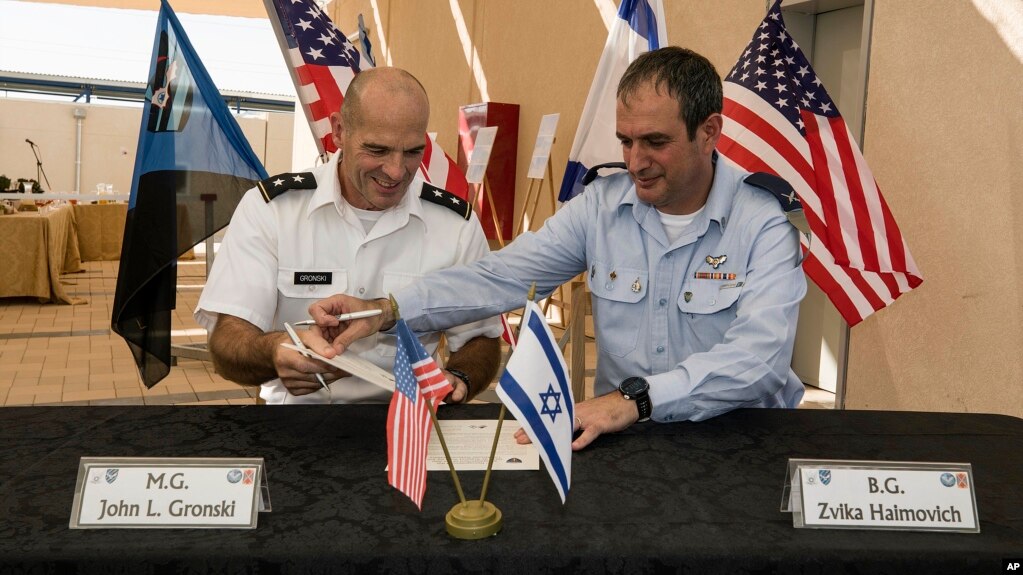 Israeli Defense Forces Brig. Gen. Zvika Haimovich, right, and U.S. Maj. Gen. John L. Gronski sign an agreement during a ceremony at the Bislach Air Base, near Mitzpe Ramon, Sept. 18, 2017. 