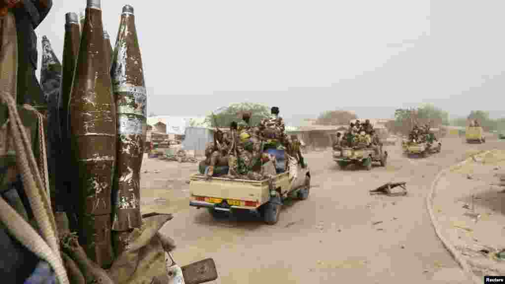 Des soldats tchadiens patrouillent en voiture à travers la ville de Gambaru, Nigeria, le 26 février 2015.