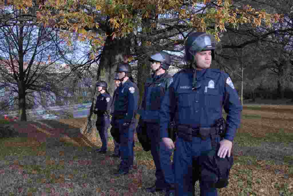 La policía de Washington escoltó a los manifestantes y el Servicio de la Guardia Costera vigiló la concentración desde el río Potomac.