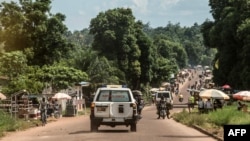 Sebuah ambulan mengangkut jenazah dari korban Ebola menuju lokasi pemakaman di Mbandaka pada tanggal 22 Mei 2018 di Republik Demokratik Kongo (foto: AFP Photo/Junior D. Kannah)