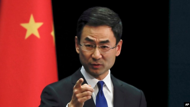 中国外交部发言人耿爽在北京的例行记者会上。(2020年3月18日)