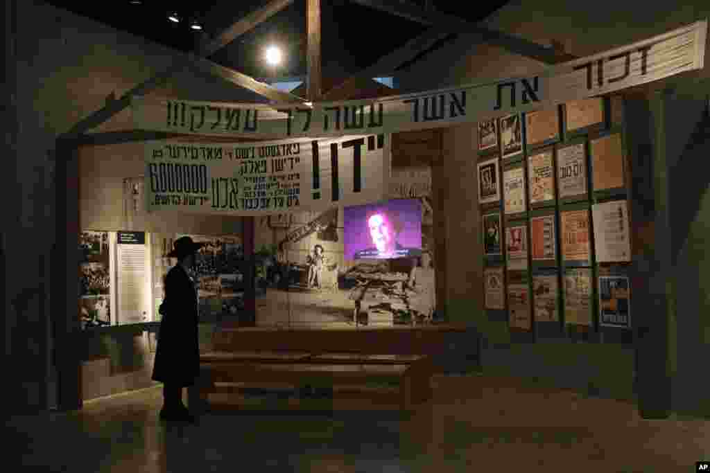 دیدار یک مرد یهودی ارتدوکس از موزه هولوکاست در روز بین&zwnj;المللی یادبود هولوکاست در&nbsp; اورشلیم، اسرائیل.&nbsp;