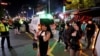 Asistentes a la fiesta caminan entre ambulancias en el lugar donde decenas de personas resultaron heridas en una estampida durante un festival de Halloween en Seúl, Corea del Sur, el 30 de octubre de 2022. REUTERS/Kim Hong-ji 