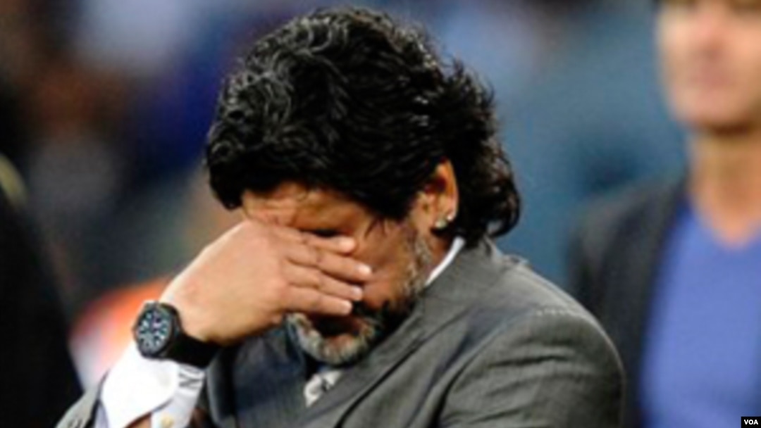Maradona tertunduk sedih ketika timnya dikalahkan Jerman 4-0 dalam perempatfinal Piala Dunia 2010 di Afrika Selatan.