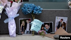 Para penggemar meletakkan bunga dan foto di depan hotel tempat aktor Cory Monteith ditemukan tewas di Vancouver, Kanada. (Reuters/Andy Clark)